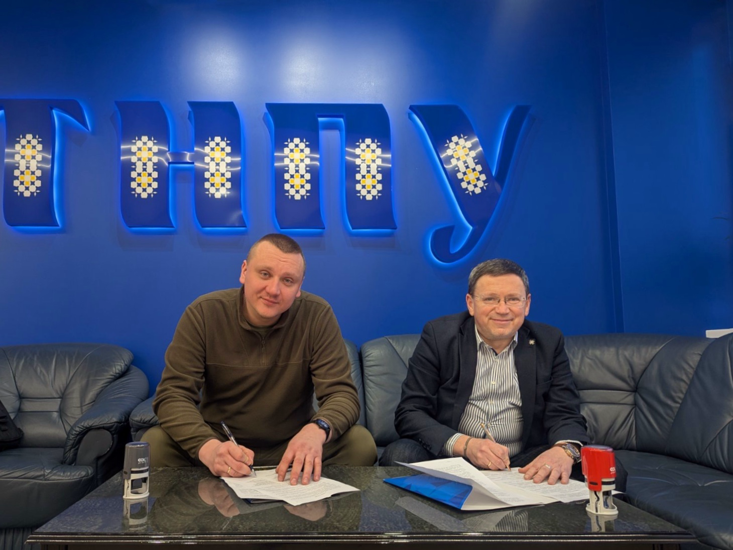 Moment pidpysannia memorandumu z kerivnykom KU TOR “TOVPVV ta TO” «Veteranskyi prostir» Dmytrom Kharchukom